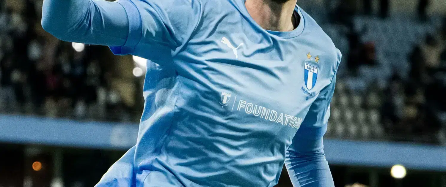 BB250302PA045 Football player wearing a light-blue Malmö FF shirt.