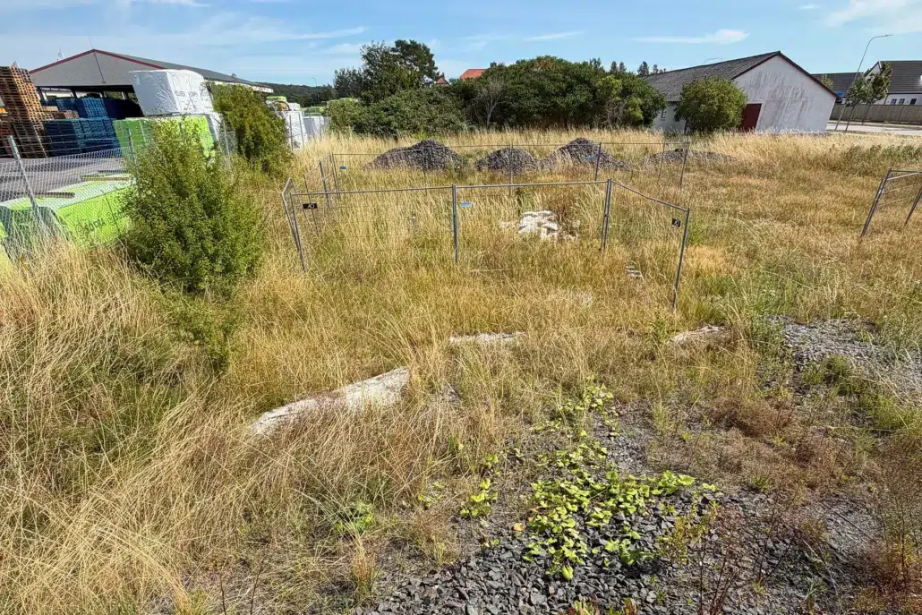 Overview of the plot at Kontoristgatan 2, with temporary fencing and GLF’s existing warehouse area on the left.