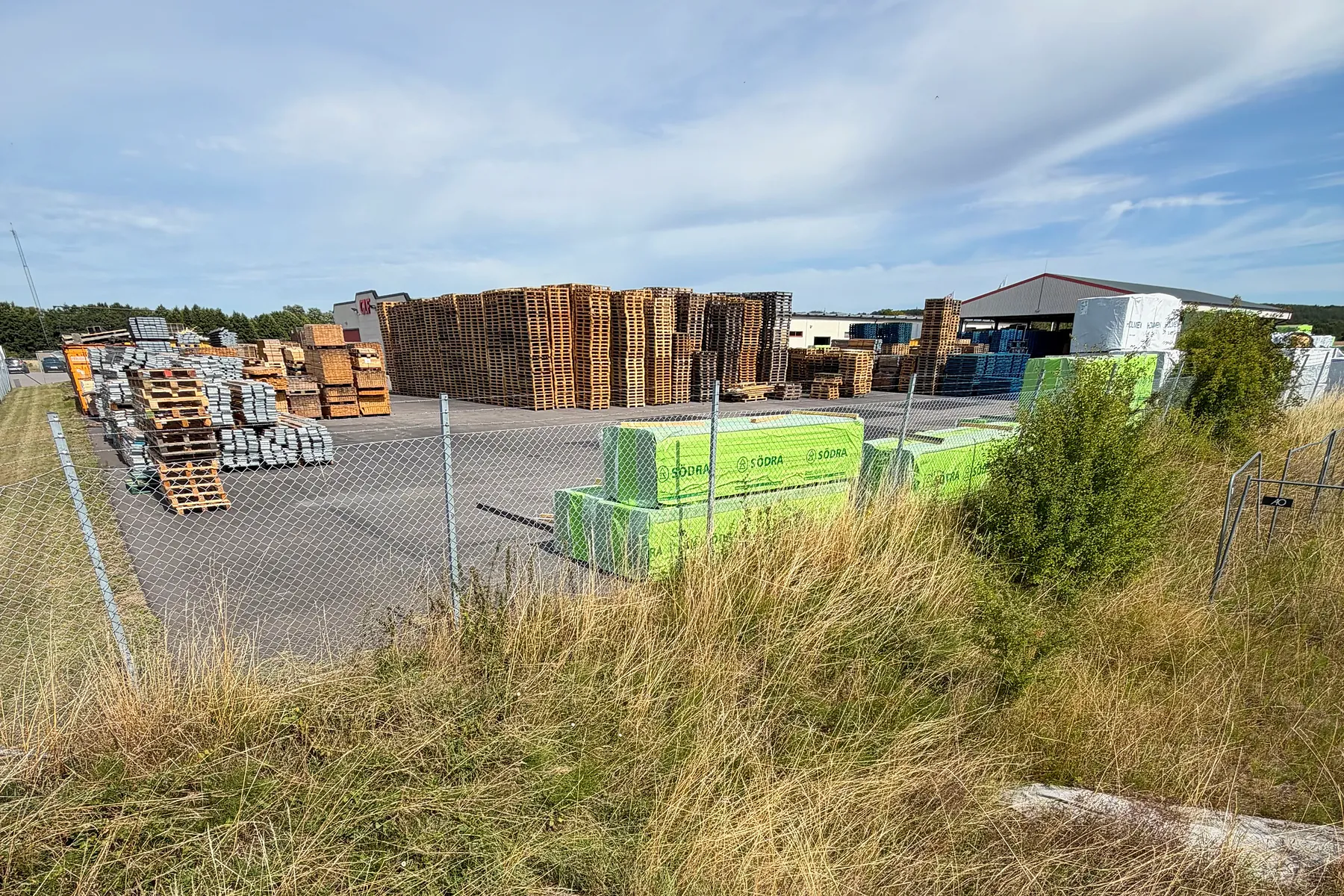 Piles de palettes en bois et bois emballé dans la zone de stockage GLF existante à Genarp.