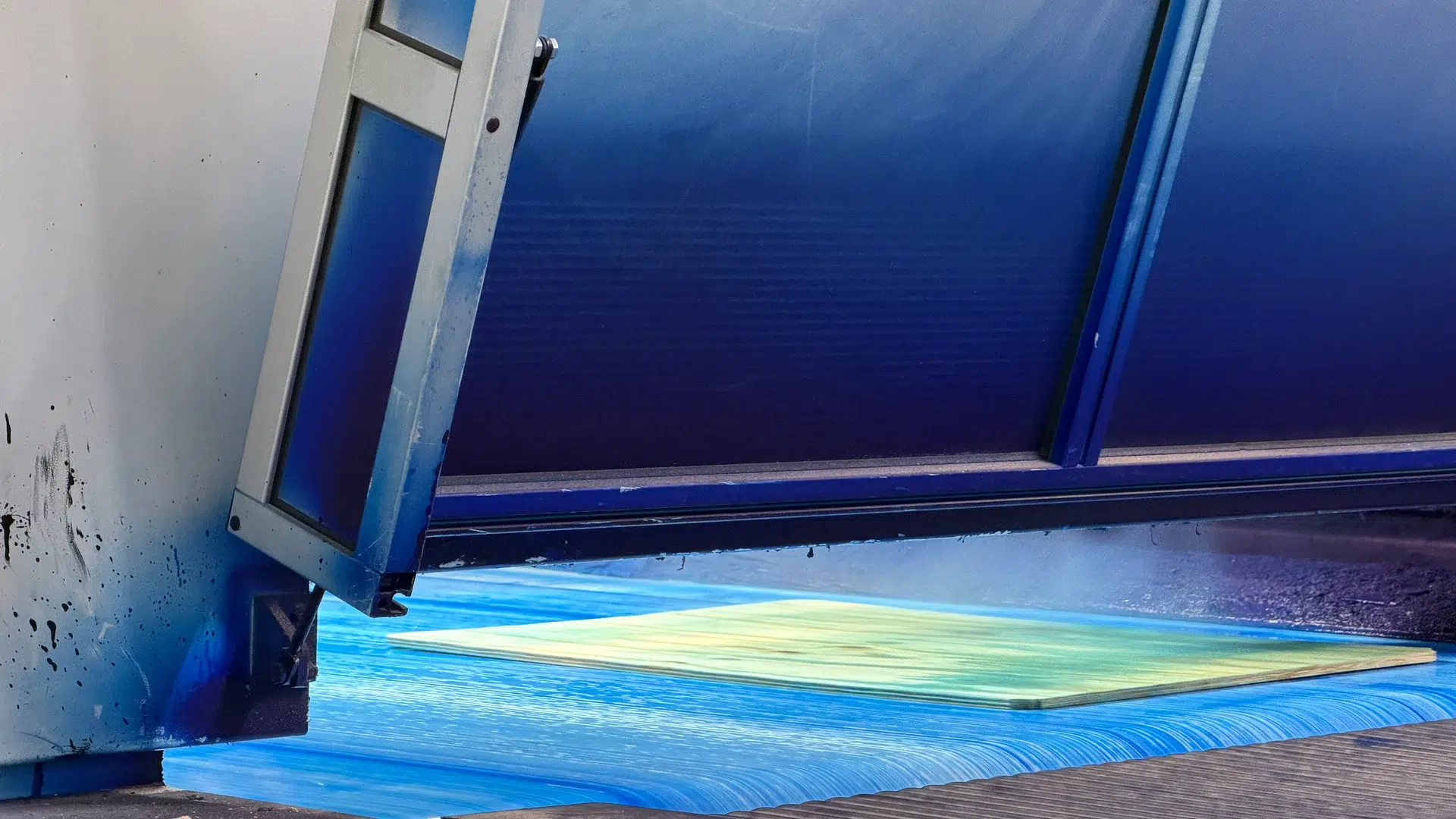 A painted blue-green sheet at the opening of the Böll-Tec machine.