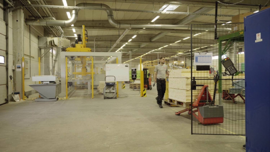 Innenansicht der modernen GLF Produktionshalle für Holzpaletten und Verpackungen mit einem Mitarbeiter.