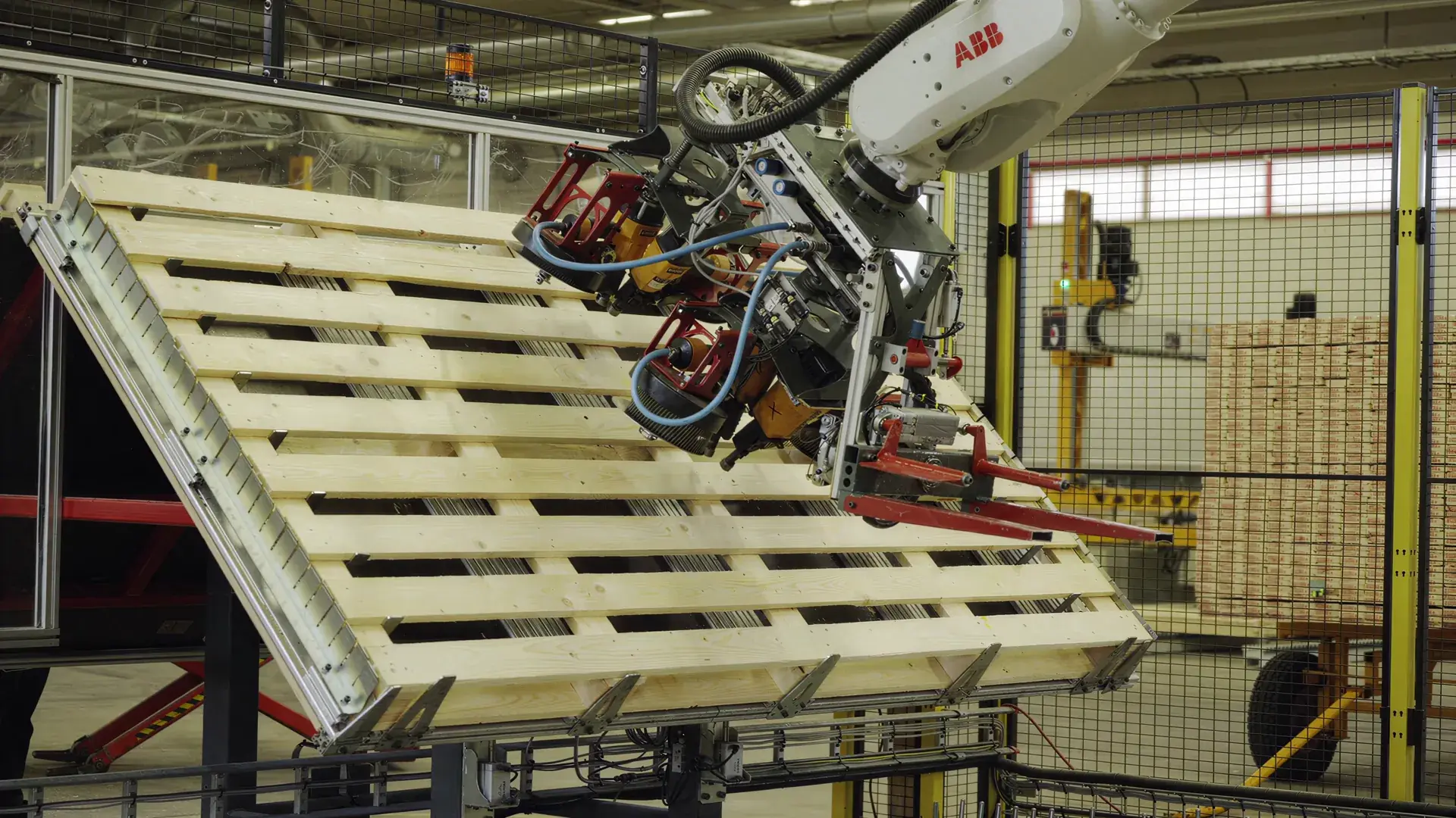 En robot hanterar pallar i GLF:s produktionslinje.