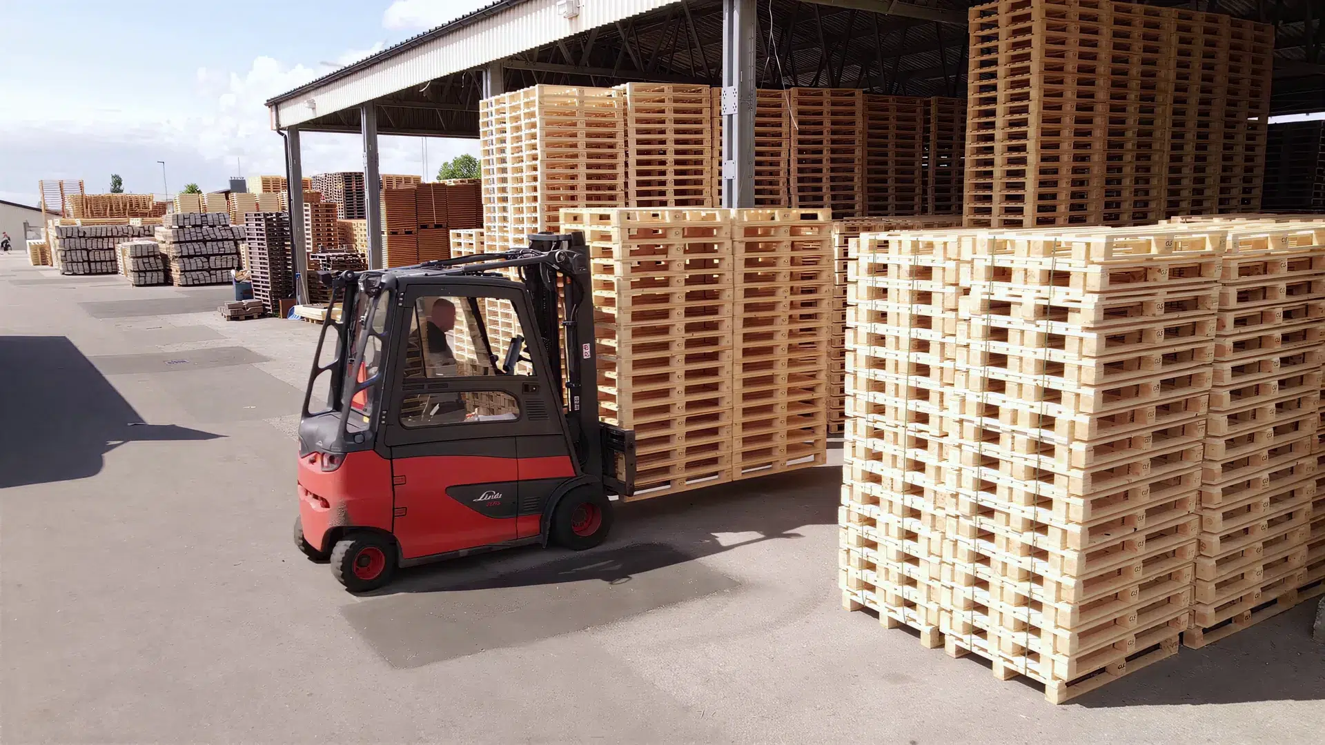 Material handling with a forklift in Genarp.