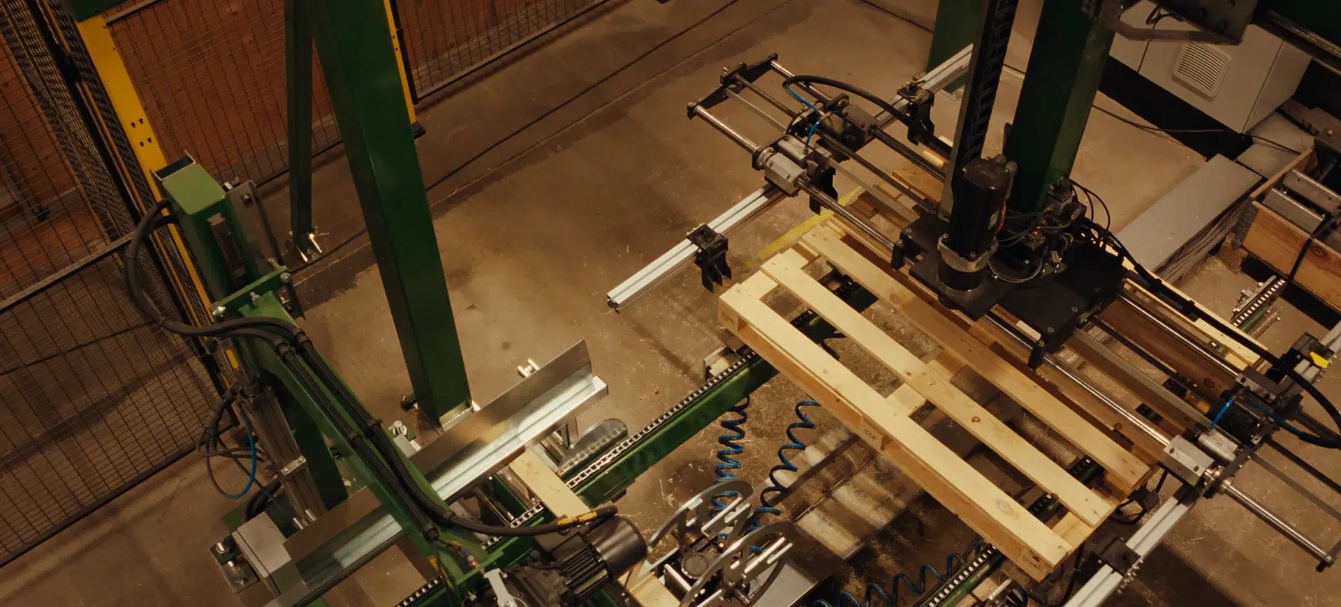 Une palette en bois dans une machine de fabrication GLF, vue en plongée oblique.