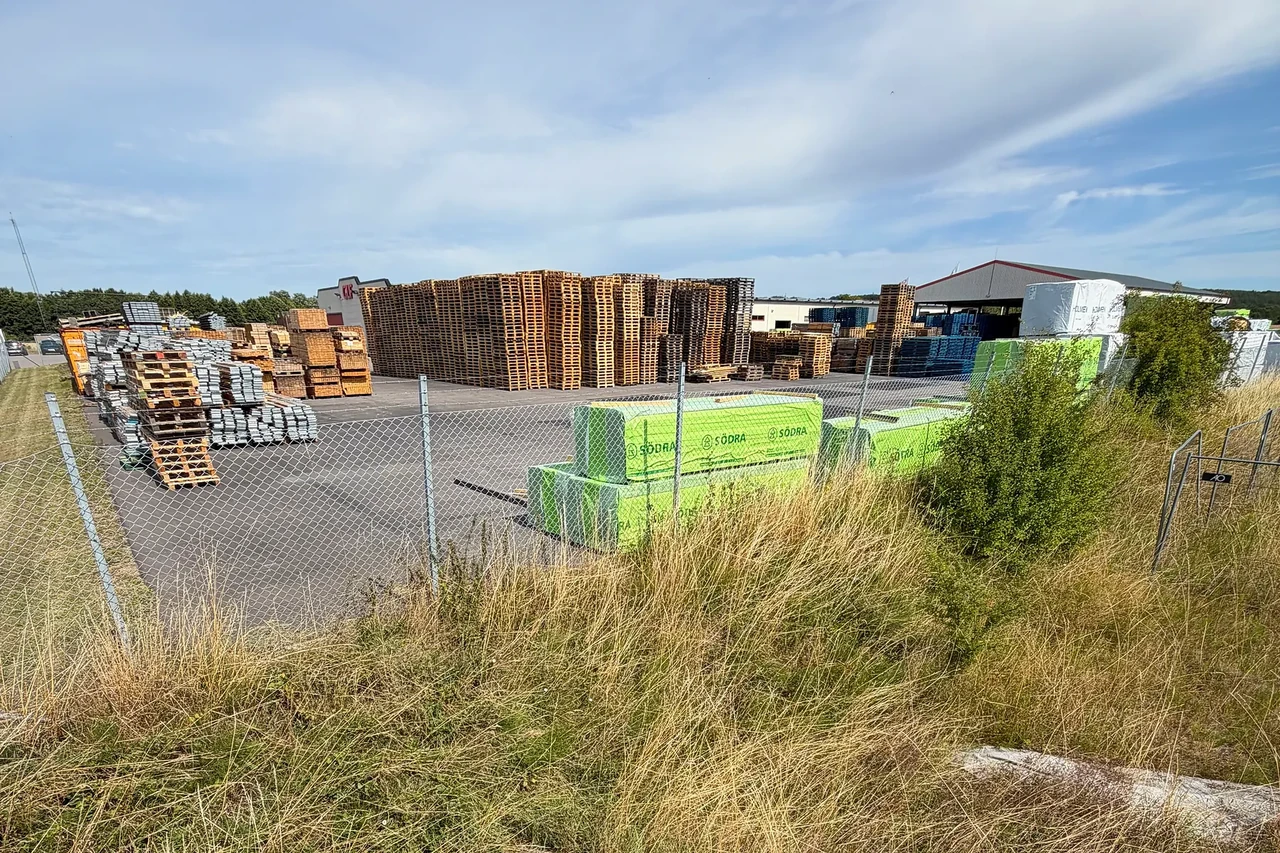 Piles de palettes en bois et bois emballé dans la zone de stockage GLF existante à Genarp.